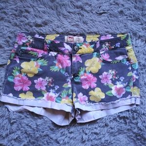 Lei flower short shorts